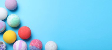 Açık mavi arka planda bir sürü farklı banyo bombası var. Metin için boşluk