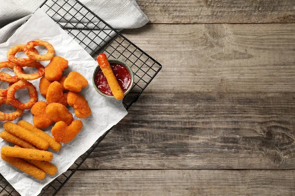 Tasty Chicken Nuggets Fried Onion Rings Cheese Sticks Ketchup Wooden — Stock Photo, Image