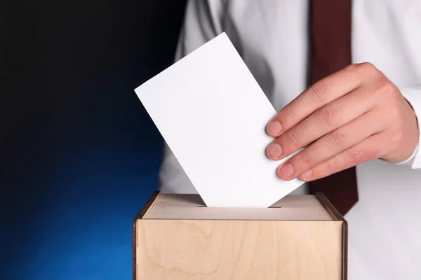 Uomo Che Mette Suo Voto Nelle Urne Sfondo Blu Scuro — Foto Stock