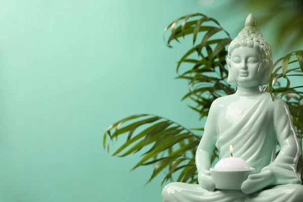 Релігія Буддизму Декоративна Статуя Будди Палаючою Свічкою Кімнатним Рослиною Тлі — стокове фото