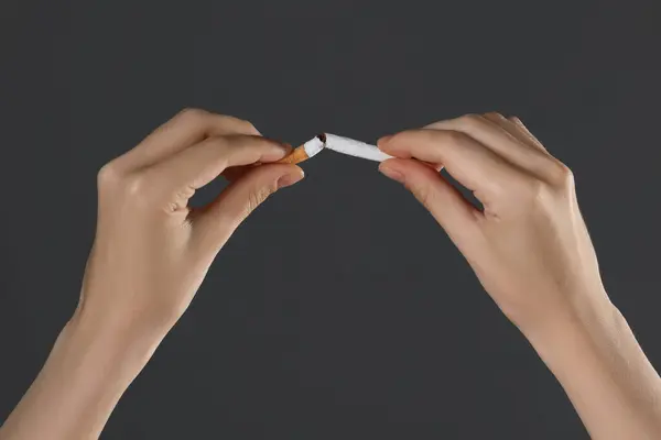 Deja Fumar Concepto Mujer Rompiendo Cigarrillo Sobre Fondo Gris Primer — Foto de Stock