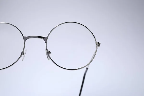 Açık Gri Arkaplanda Metal Çerçeveli Şık Gözlük Yakın Plan — Stok fotoğraf
