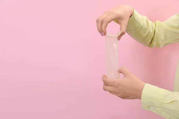 Kvinna Med Rullade Kvinnliga Kondom Rosa Bakgrund Närbild Plats För — Stockfoto