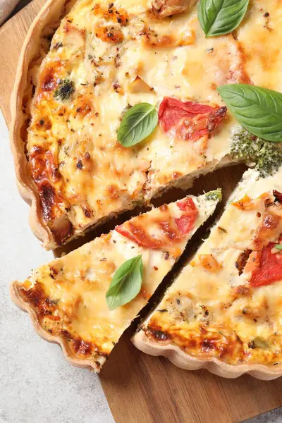 Leckere Quiche Mit Tomaten Basilikum Und Käse Auf Leicht Strukturiertem — Stockfoto