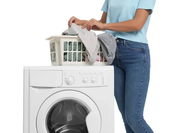 白い背景のバスケットおよび洗濯機から洗濯物を取る女性 クローズアップ — ストック写真