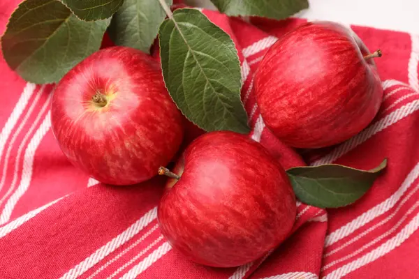 Fresh Red Apples Leaves White Table View — Stock Photo, Image