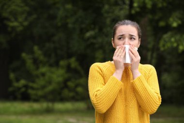 Mevsimlik bahar alerjisi olan bir kadın açık havada, mesaj için yer var.