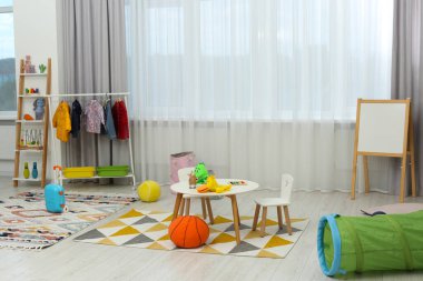 Farklı oyuncakları ve modern mobilyaları olan çocuk oyun odası. Anaokulu iç mimarisi.