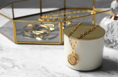 Beyaz mermer masa üzerinde zarif bir kolye sunumu, metin için boşluk