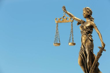 Adalet Anıtı gökyüzüne karşı, yazı için yer var. Yasalara göre adil muamele sembolü