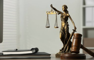 Bayan Adalet figürü, masa içinde tokmak ve defterler, yazı için yer. Yasalara göre adil muamele sembolü