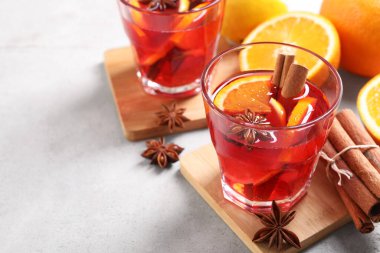 Aromatik içecek ve malzemeler beyaz masada. Metin için boşluk