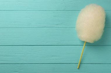 Turkuaz ahşap masa üzerinde bir pamuk helva, üst manzara. Metin için boşluk