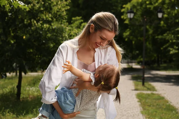 Felice Madre Con Sua Figlia Divertirsi Nel Parco — Foto Stock