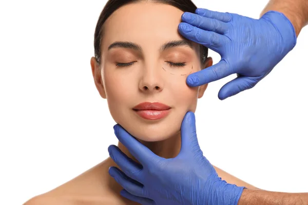Lékař Kontroluje Obličej Pacienta Před Kosmetickou Operací Bílém Pozadí Detailní — Stock fotografie