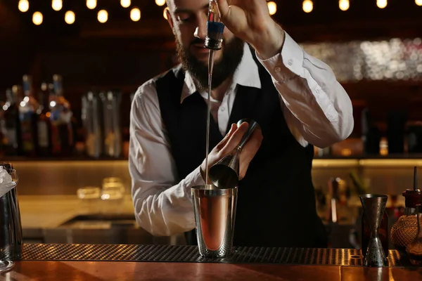 Barista Che Prepara Cocktail Alcolici Freschi Bancone Del Bar Attenzione — Foto Stock