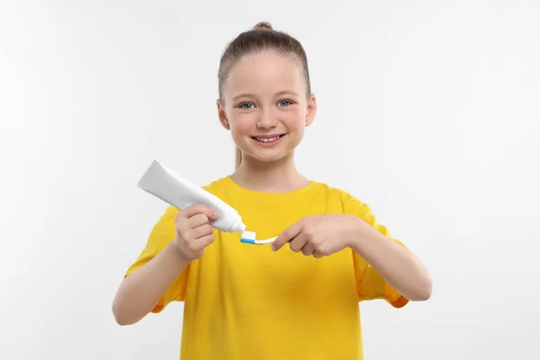 Menina Feliz Espremendo Pasta Dentes Tubo Para Escova Dentes Fundo — Fotografia de Stock