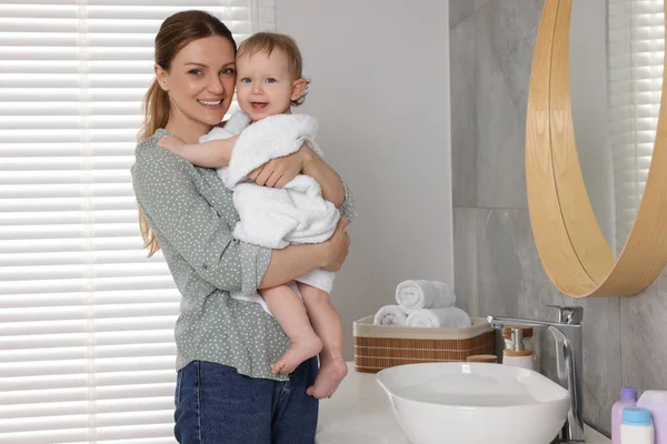 Mama Gospodarstwa Cute Little Baby Zawinięte Ręcznikiem Pomieszczeniach Kąpieli Miejsce — Zdjęcie stockowe