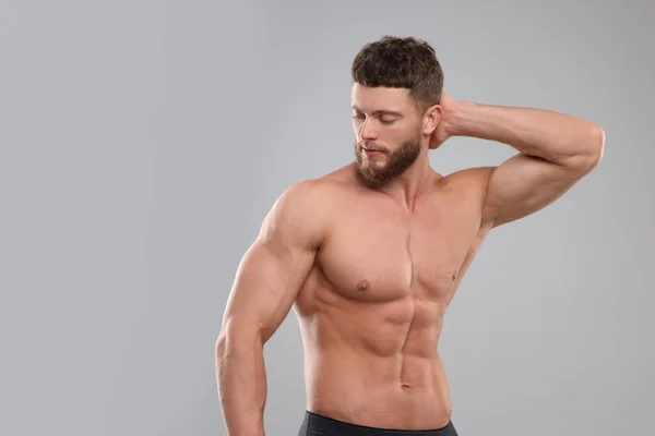 Bellissimo Uomo Muscoloso Sfondo Grigio Chiaro Corpo Sexy — Foto Stock