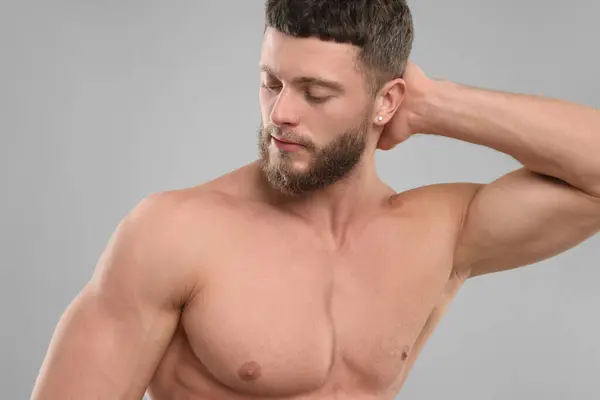 Hombre Musculoso Guapo Sobre Fondo Gris Claro Cuerpo Sexy —  Fotos de Stock