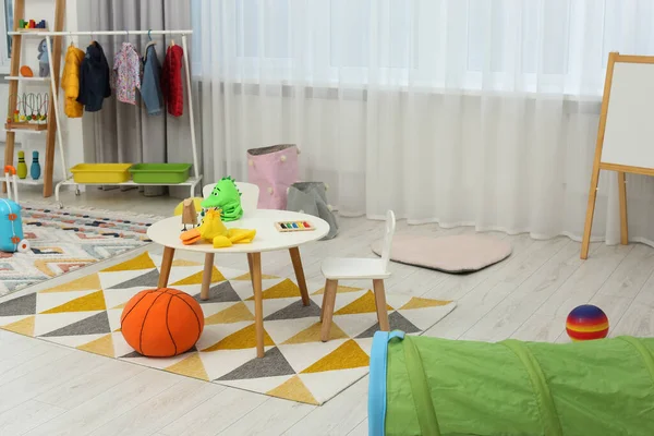 儿童游戏室 有不同的玩具和现代家具 雅致的幼稚园内部 — 图库照片
