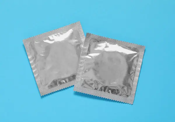 Пакети Презервативів Світло Блакитному Тлі Плоский Безпечний Секс — стокове фото