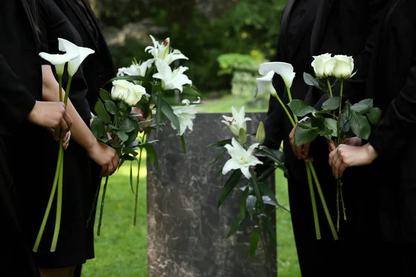 Ludzie Kwiatami Przy Granitowym Nagrobku Cmentarzu Zewnątrz Zbliżenie Ceremonia Pogrzebu — Zdjęcie stockowe