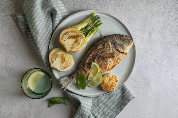 Pește Delicios Dorado Legume Servit Masă Gri Deschis Plat — Fotografie, imagine de stoc