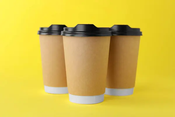 Tazas Papel Con Tapas Negras Sobre Fondo Amarillo Café Para —  Fotos de Stock
