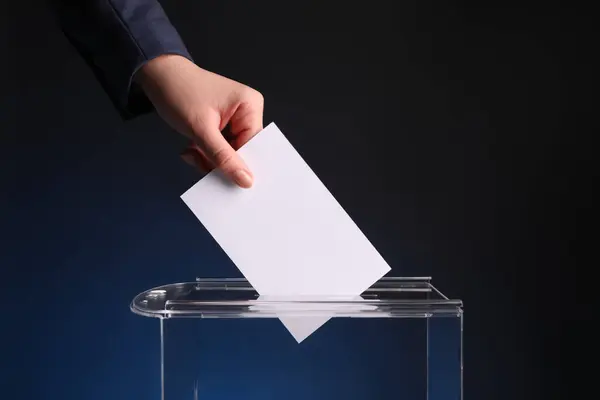 Femeia Pus Votul Urne Fundal Albastru Închis Closeup — Fotografie, imagine de stoc