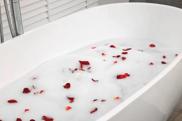 Bath Tub Rose Petals Foam Bathroom — Stock Photo, Image