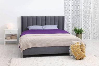 Rahat yatağı ve komodiniyle şık bir yatak odası. İç tasarım