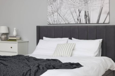 Odada büyük, rahat bir yatak ve çekmeceler var. Şık iç mekan