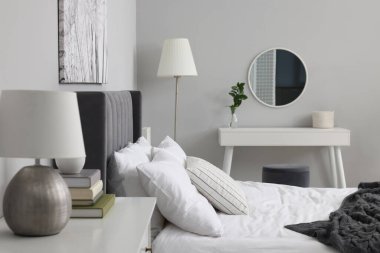 Şık bir yatak odası, geniş konforlu yatak odası ve tuvalet masası.