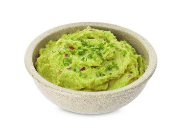 Bir kase lezzetli guacamole, beyaz üzerine izole edilmiş.