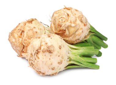 Beyaz üzerine izole edilmiş taze ham kereviz kökleri.