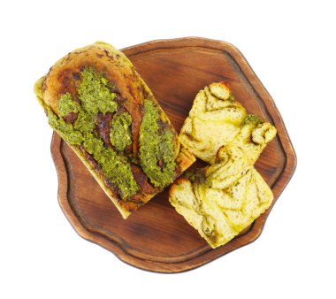 Yeni pişmiş pesto ekmeğiyle servis masası beyaz, üst manzara