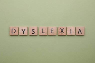 Zeytin zemininde kelime disleksisi olan ahşap fayanslar, düz uzanma