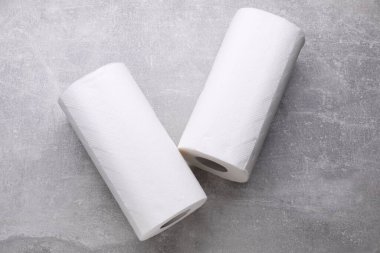 Açık gri arka planda peçete havluları düz yatıyordu.