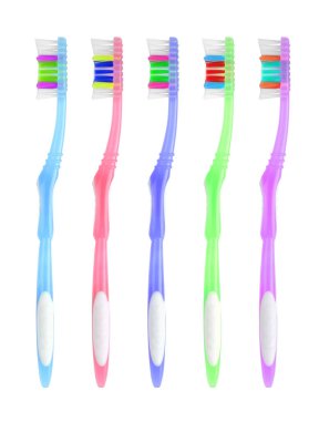 Beyaz arkaplanda renkli diş fırçaları
