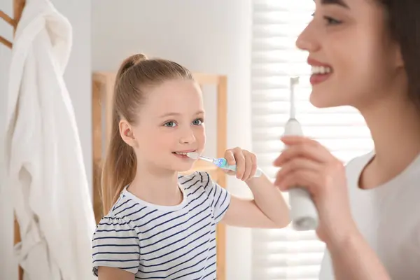 Μητέρα Και Κόρη Της Βουρτσίζουν Δόντια Τους Στο Μπάνιο — Φωτογραφία Αρχείου