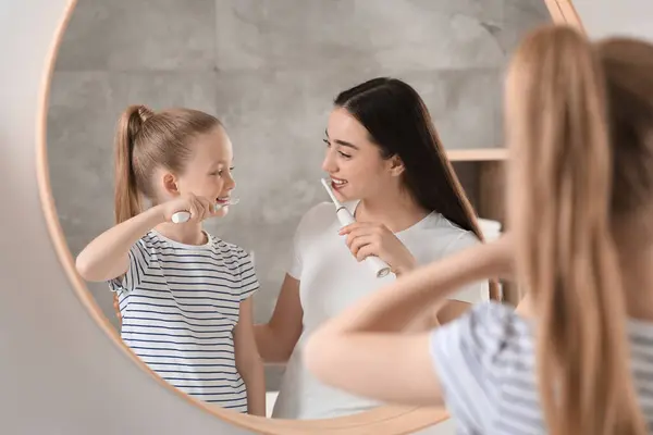 Mutter Und Tochter Beim Gemeinsamen Zähneputzen Neben Spiegel Badezimmer — Stockfoto