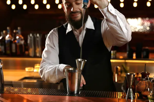 酒保在吧台配制新鲜酒精鸡尾酒 有选择的焦点 — 图库照片