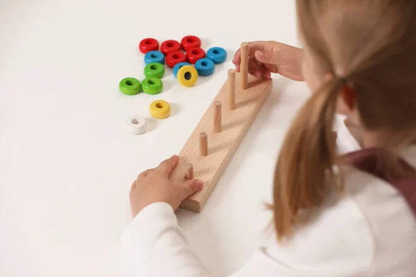 Kislány Játszik Halmozás Számolás Játék Fehér Asztal Beltéri Közelkép Gyermekjáték — Stock Fotó
