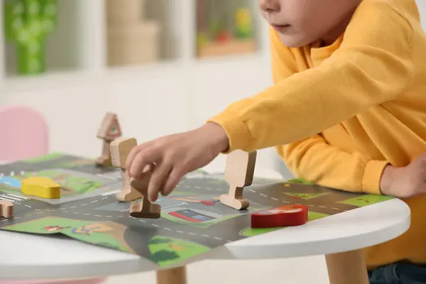 Kisfiú Fából Készült Útjelzőkkel Autókkal Játszik Asztalnál Közelről Gyermekjáték — Stock Fotó