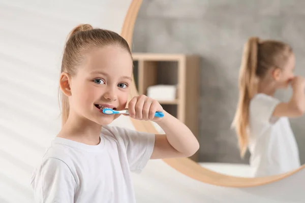 Menina Bonito Escovar Dentes Com Escova Dentes Plástico Banheiro Espaço — Fotografia de Stock