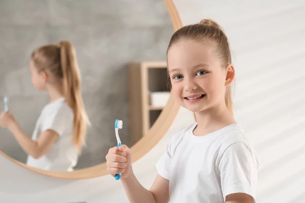 Menina Bonito Segurando Escova Dentes Plástico Banheiro Espaço Para Texto — Fotografia de Stock