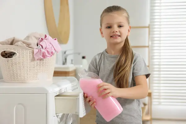 Κοριτσάκι Ρίχνει Μαλακτικό Ύφασμα Στο Πλυντήριο Στο Μπάνιο — Φωτογραφία Αρχείου