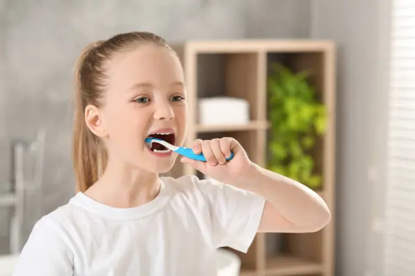 Χαριτωμένο Κοριτσάκι Βουρτσίζει Δόντια Της Πλαστική Οδοντόβουρτσα Στο Μπάνιο Χώρο — Φωτογραφία Αρχείου