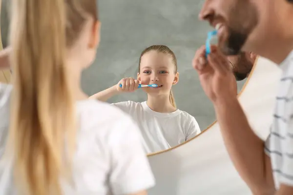 Pai Sua Filha Escovando Dentes Juntos Perto Espelho Dentro Casa — Fotografia de Stock